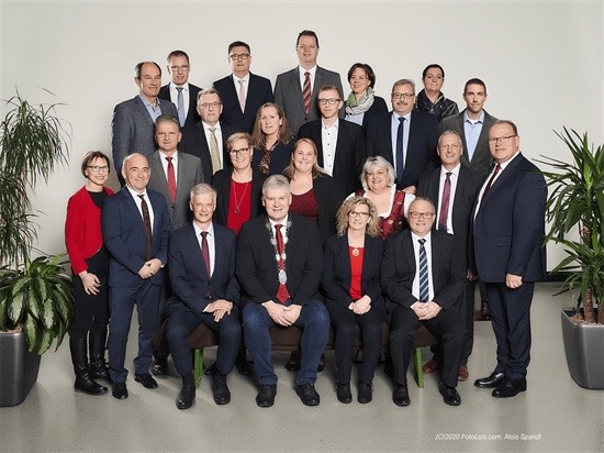 Gruppenfoto aller Gemeinderäte der Stadtgemeinde Wieselburg