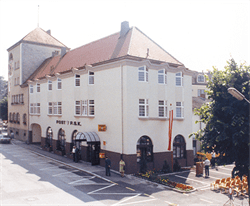 Das Rathaus mit dem Postzubau von 1985