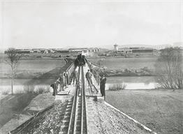 Historische Darstellung des Baus einer Brücke der Erlauftalbahn