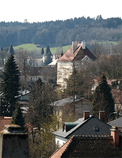 Foto der Haydnschule; im Hintergrund das Schloss Weinzierl mit den spitzen Türmen