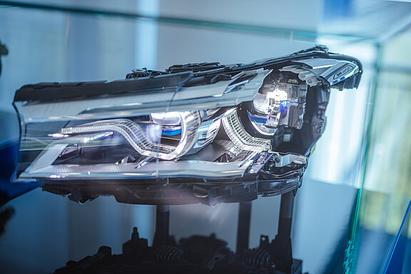 Querschnitt durch einen modernen Scheinwerfer 