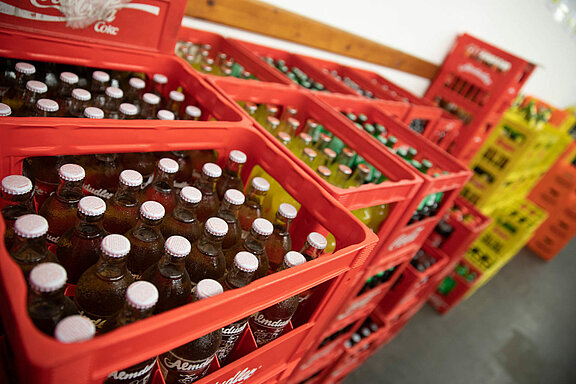 Mehrere Getränkekisten im Lager 