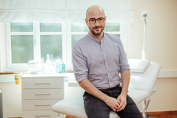 Porträt von Dr. Stefan Hacker in seiner Praxis 