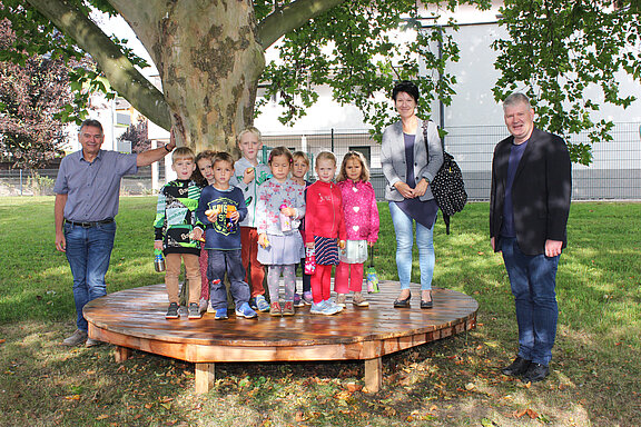 Foto einer Kindergruppe in der Grünen Insel Adalbert-Stifter-Straße gemeinsam mit Bürgermeister Dr. Josef Leitner 