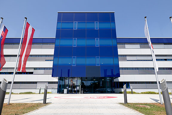 Außenansicht des Firmengebäudes der ZKW 