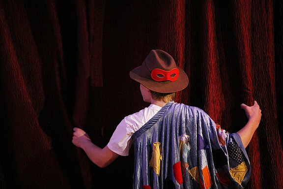 Theater_Schauspiel_Workshop_Bühne_Vorhang_theatre-4941742_1280.jpg 