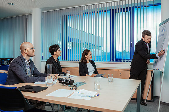 Mitarbeiter bei einer Besprechung 