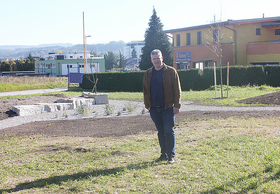 Bürgermeister Josef Leitner steht inmitten der entstehenden Grünen Insel in der Ybbser Straße.