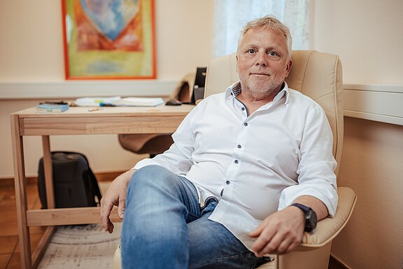 Porträtfoto von Dr. Martin Steiner in seiner Praxis 
