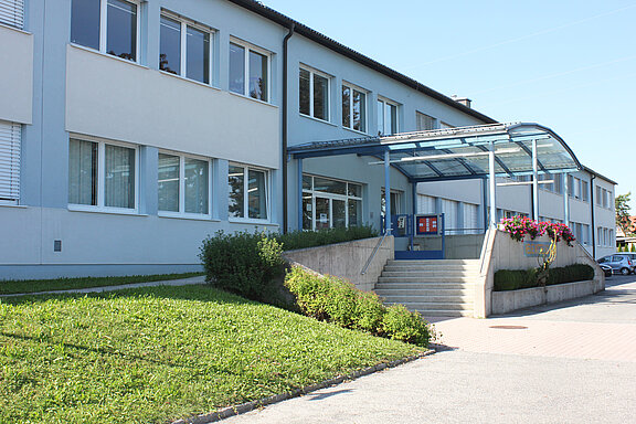 Blick auf die Computer-Mittelschule Wieselburg 