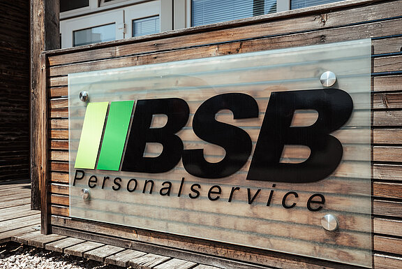 Logo im Außenbereich der Firma BSB Personalservice 