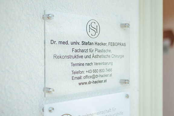Das Schild vor der Ordination von Dr. Stefan Hacker 