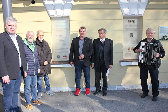 Eine Auswahl der Ehrengäste vor den beiden Gedenktafeln.