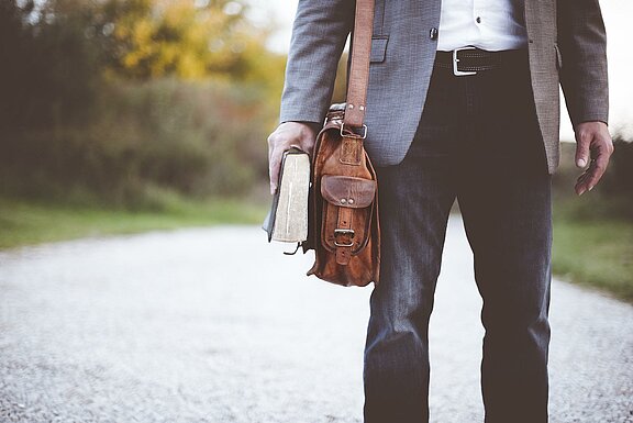 Mann_Tasche_Buch_Lehre_mit_Matura_bag-gecd70f13d_1920.jpg 