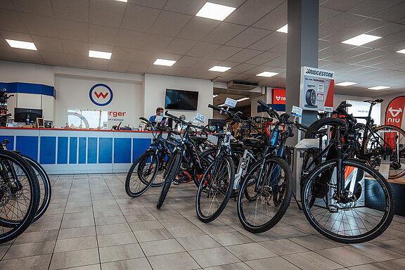 Fahrräder im Verkaufsraum der Firma Weichberger 