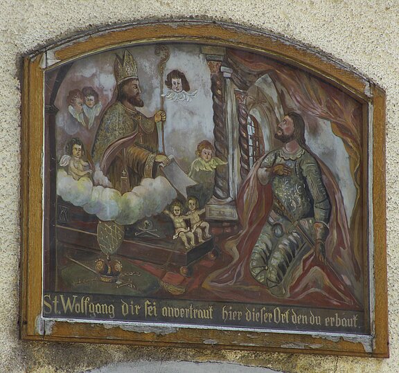 Foto des Wolfgangsbild am Eingang zum alten Pfarrhof
