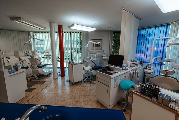 Das Ordinationszimmer mit zwei Behandlungsplätzen 