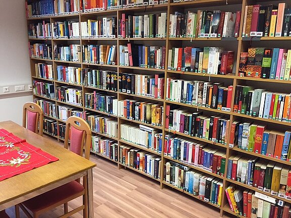 Foto eines Bücherregals in der öffentlichen Bücherei Wieselburg