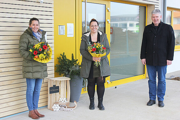 Die Leiterin der Kleinkinderbetreuung Ute Bayer, die Leiterin des Kindergartens Michaela Röska und Bürgermeister Josef Leitner von dem neuen Gebäude in der Getreidestraße.