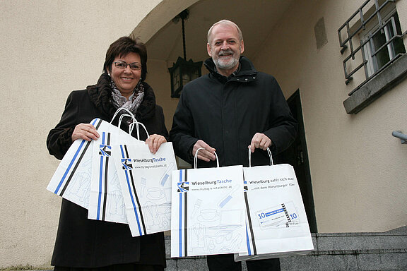 Foto der Initiatorin der Aktion "My bag is not plastic" Irene Weiß mit Günther Leichtfried, Bürgermeister außer Dienst der Stadtgemeinde Wieselburg