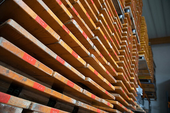 Zusammengeklappte Bierbänke im Lager 