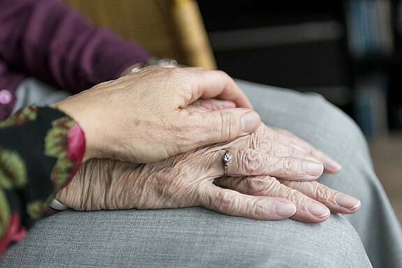 Pflege_Alter_Hände_hands-ga19c9520b_1920.jpg 