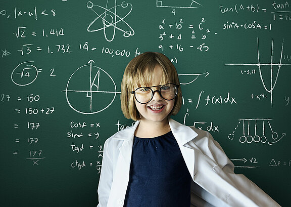 Physik_Mädchen_young-scientist-girl-with-blackboard-background.jpg 