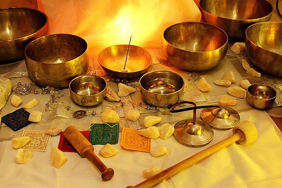 Klangschalen_Klangschalenmassage_singing-bowl-235268_1280.jpg 