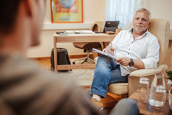 Dr. Martin Steiner im Gespräch mit einem Patienten 