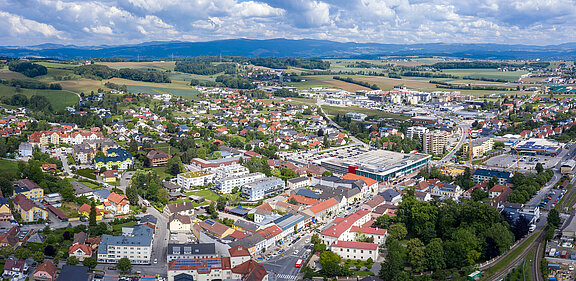 Ein Überblicksfoto über Wieselburg von einer Drohne aufgenommen.