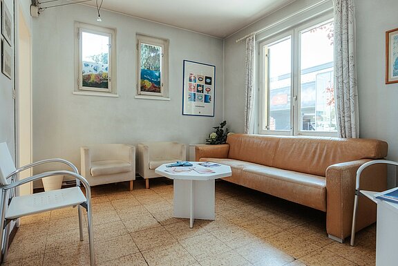 Der freundlich gestaltete Warteraum der Ordination von Dr. Barbara Haider 