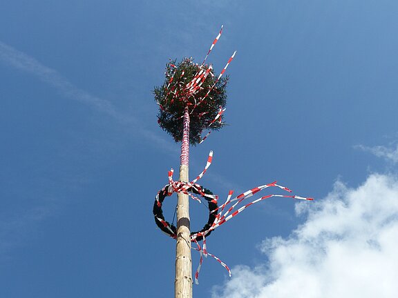Maibaum_maypole-g088c9e3dc_1920.jpg 