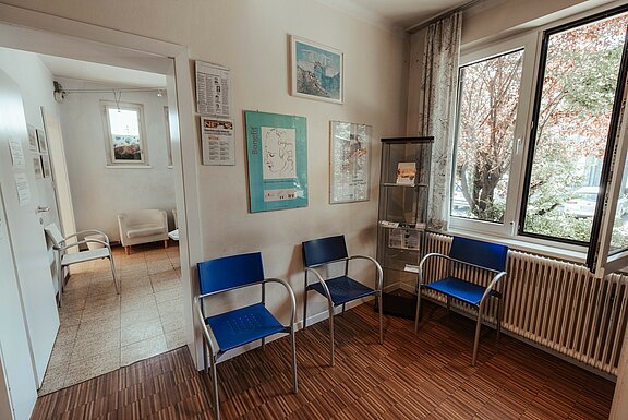 Der freundlich gestaltete Warteraum der Ordination von Dr. Siegfried Schett 