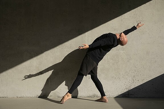 Tanzen_zeitgenössischer_Tanz_tanzerin-die-elegante-darstellende-kunst-tut.jpg 