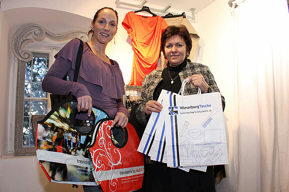 Foto der Initiatorin der Aktion "My bag is not plastic" Frau Irene Weiß mit Alexandra Pyringer, Unternehmerin aus der Stadtgemeinde Wieselburg