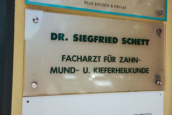 Das Schild vor der Ordination 