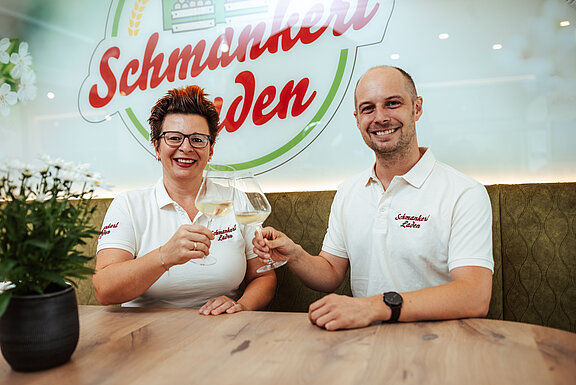 Foto von zwei Mitarbeitern des Schmankerl Laden Wieselburg beim verkosten von Wein 