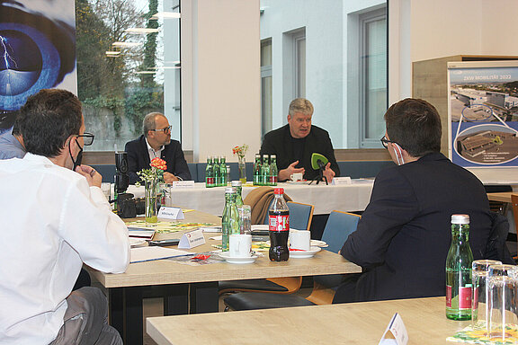 Anwesende Journalisten im Vordergrund und Bürgermeister Josef Leitner bzw. Stefan Hauptmann im Hintergrund