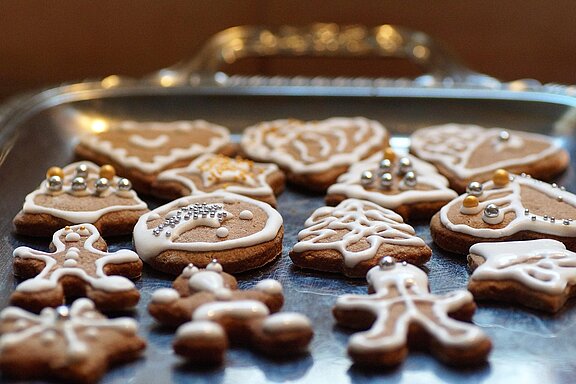 Lebkuchen_weiß_verziert_Tablett_decorating-5809248_1280.jpg 