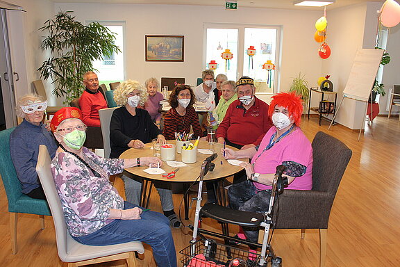 Das Bild zeigt Gäste des Tagesbetreuungszentrums Wieselburg mit deren selbstgebastelten Masken. Auch die beiden Betreuerinnen Ingrid Handl und Regina Spandl sind abgebildet.