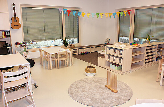 Ein Raum des neuen Kindergartens mit Möbeln, Spiel- und Musikgeräten.