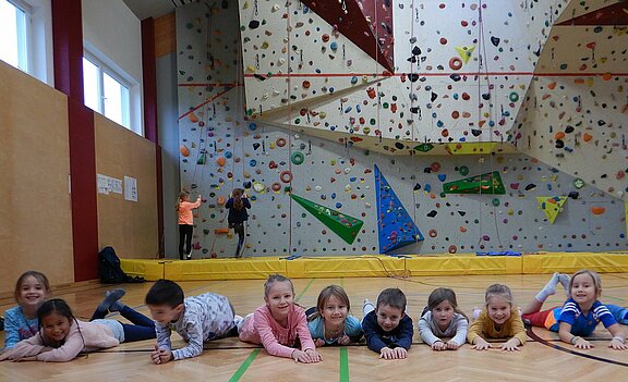 Foto von Kindern in der Kletterhalle der Kletteranlage Wieselburg