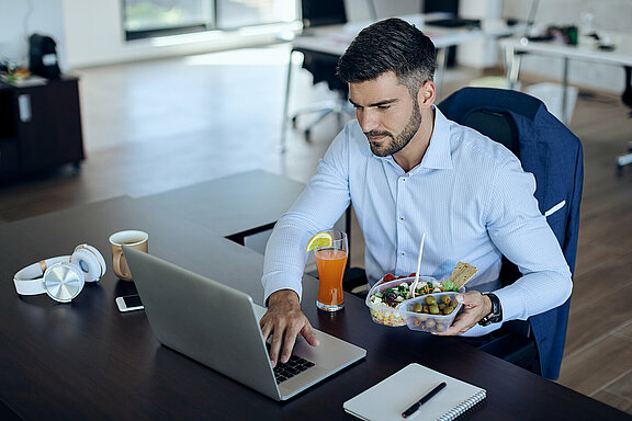 Ernährung_Berufsalltag_Büro_Essen_Arbeit.jpg 