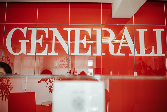 Logo der Generali Versicherung AG im Foyer 