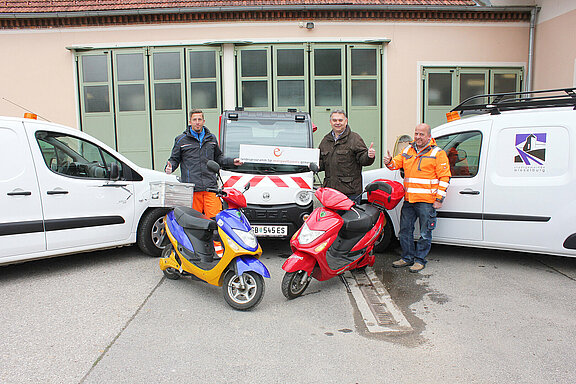 Die Elektrofahrzeuge der Stadtgemeinde Wieselburg mit Mitarbeitern der Gemeinde.