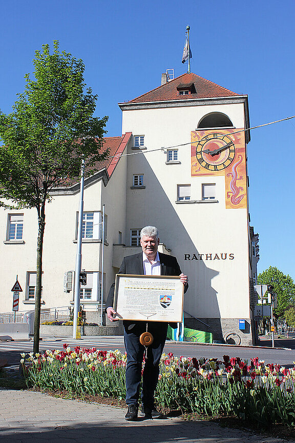 Urkunde_Stadterhebung_mit_Bgm_Leitner_vor_Rathaus_Apr_2026___1__beschn_bearb_f_HP.jpg