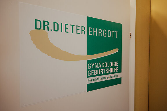 Schild vor der Ordination 