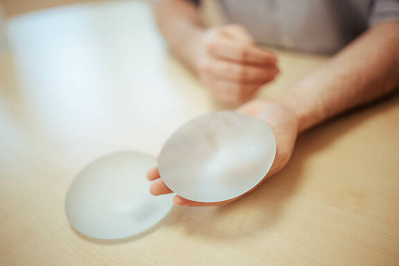 Zwei Silikonimplantate, die in der ästhetischen Chirurgie Anwendung finden 