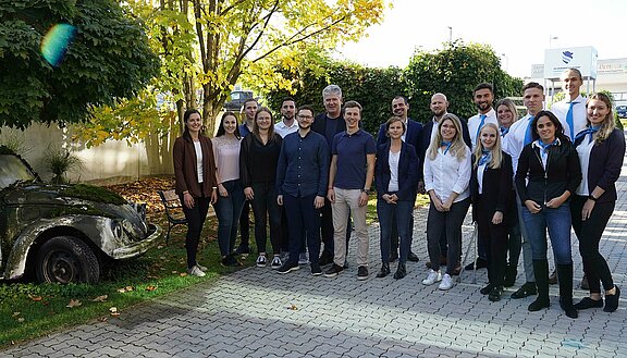 Studentinnen und Studenten der FH Wieselburg mit deren Projektbetreuer/-innen auf einem Gruppenfoto mit Bürgermeister Josef Leitner.