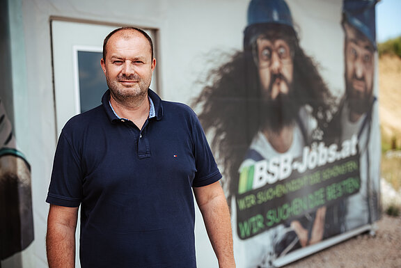 Inhaber Thomas Reichenpfader vor dem Geschäftsgebäude 